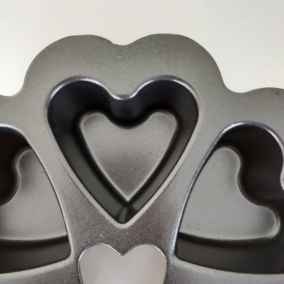 Nordic Ware Heart Shaped Valentine Cake Biscuit Corn bread Dark gray Pan - Picture 5 of 15